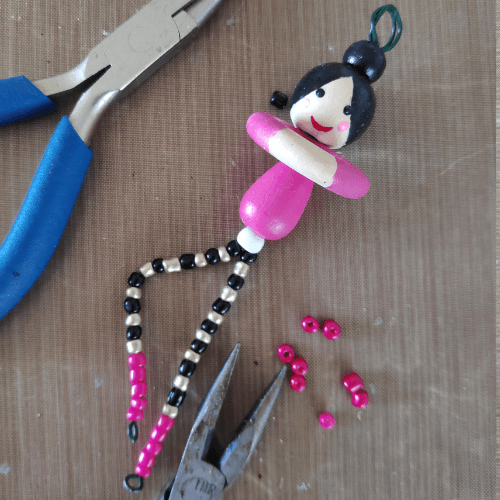 נעגל את המתכת באמצעות פלייר עגול.