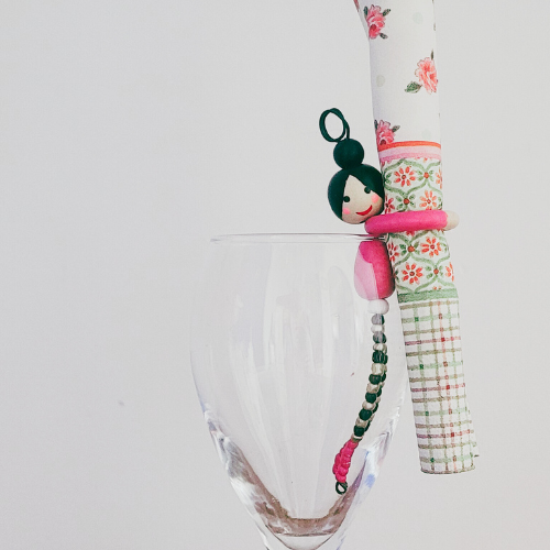 דמות חובקת מפית