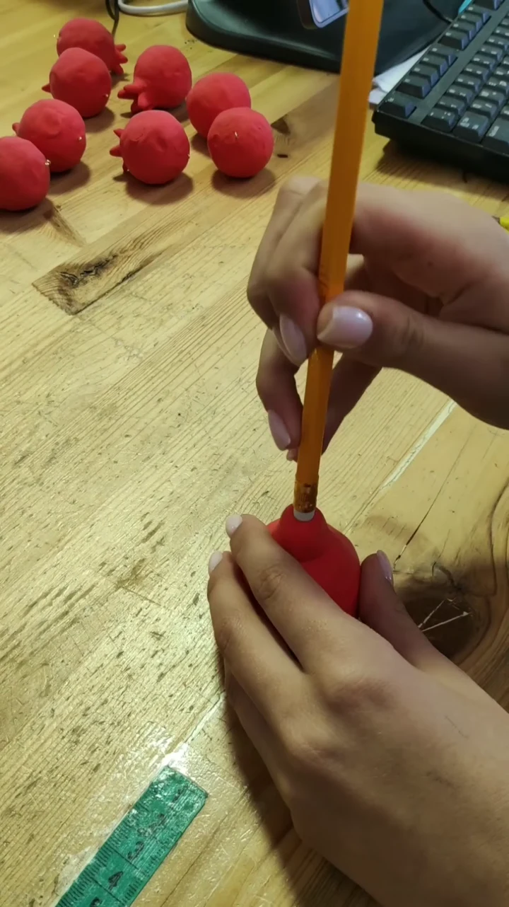 יצירת שקע בחלק העליון של הרימון בעזרת עיפרון