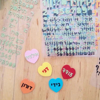 עץ משפחה שלב 3 הדבקת שמות על הלבבות